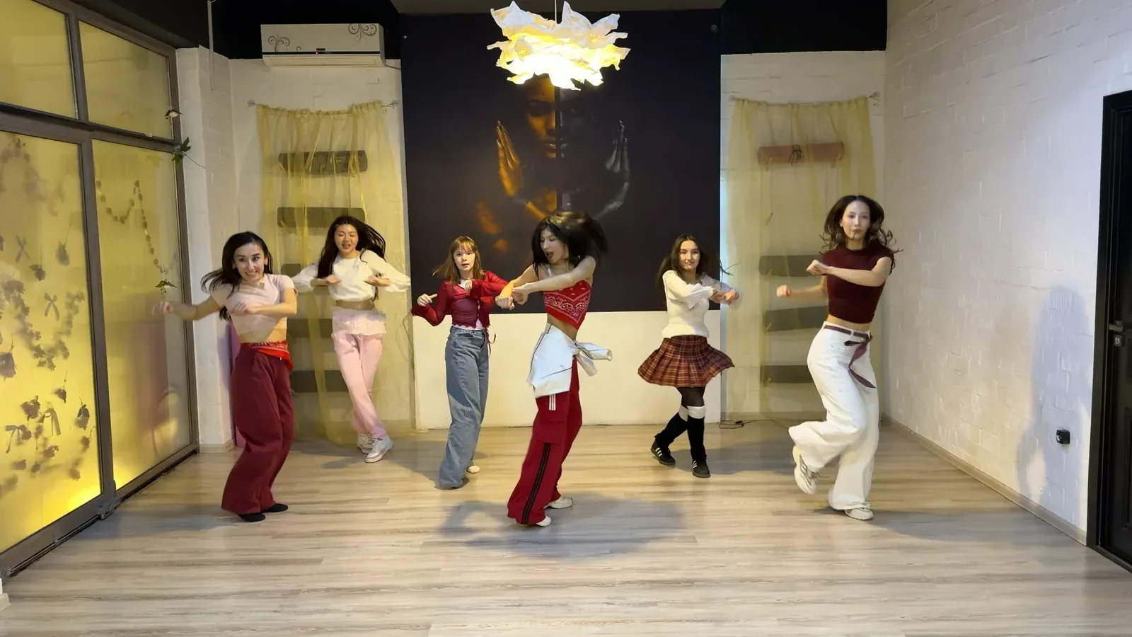Toshkentdagi Balance ayollar studiyasi zalida raqsga tushayotgan K-POP guruhi