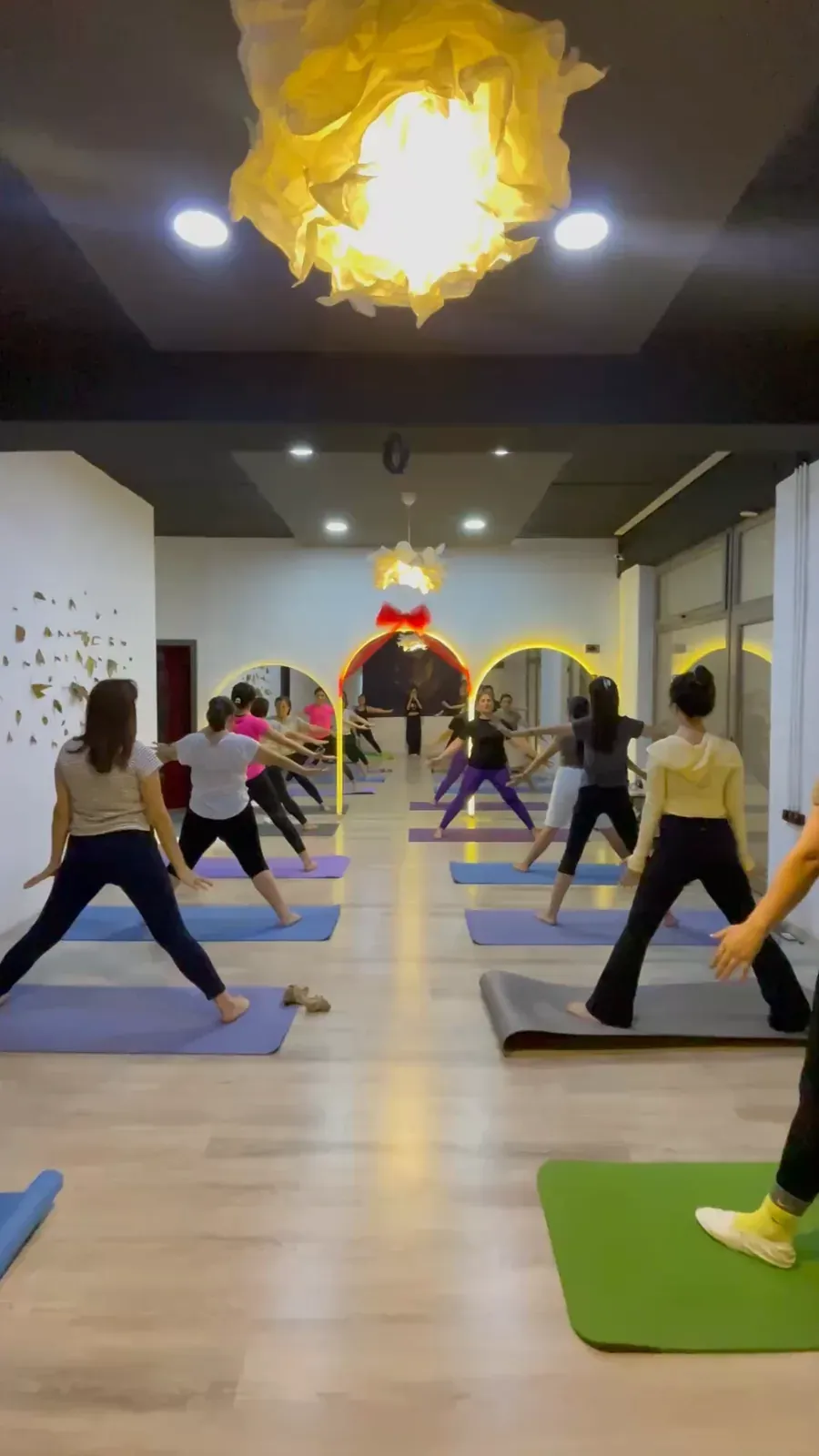 Toshkentdagi Balance ayollar studiyasida xatxa-yoga guruh mashgʻuloti