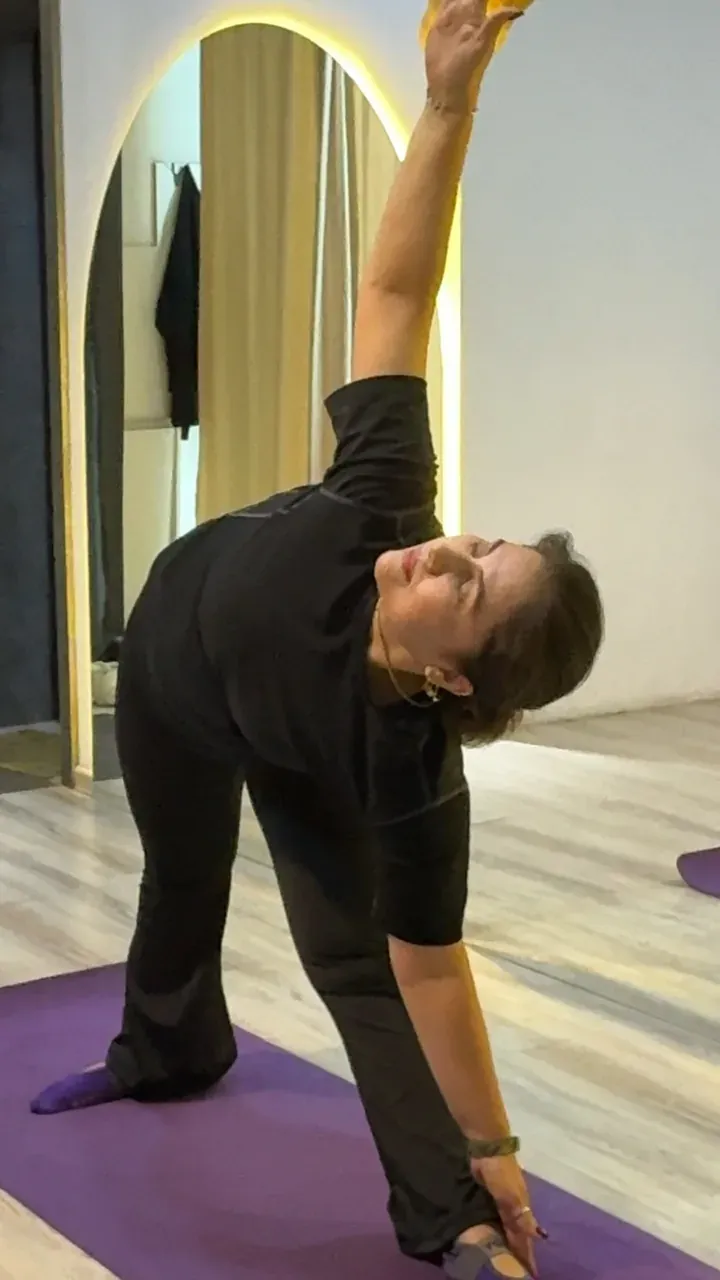 Balance studiyasidagi yoga mashgʻulotida uchburchak holati