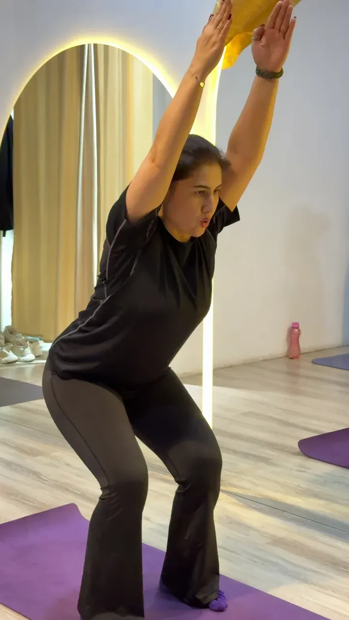 Balance studiyasidagi yoga mashgʻulotida stul holati