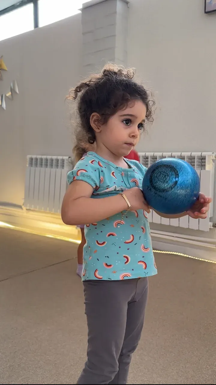 Balance studiyasi zalida toʻp bilan yosh gimnastikachi