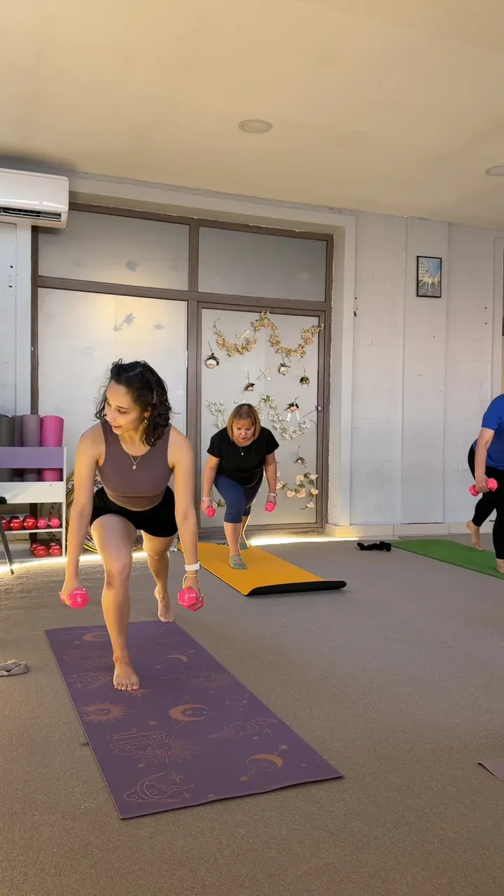 Balance studiyasidagi mashgʻulotda gantellar bilan fitnes-stretching