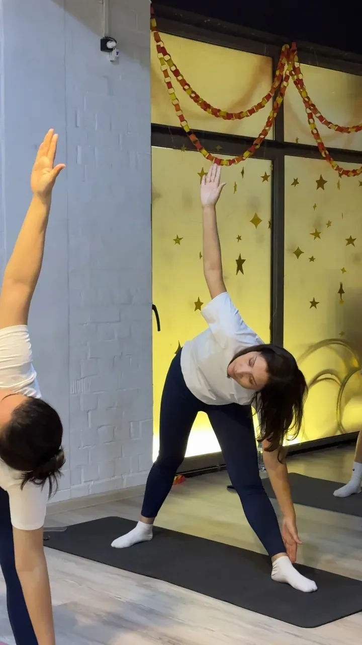 Xatxa-yoga mashgʻulotida yuqoriga choʻzilish