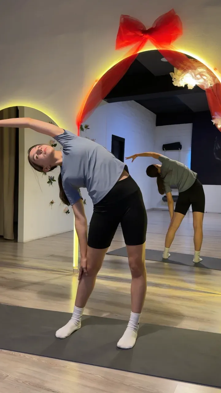 Balance studiyasidagi mashgʻulotda yon tomonga choʻzilish