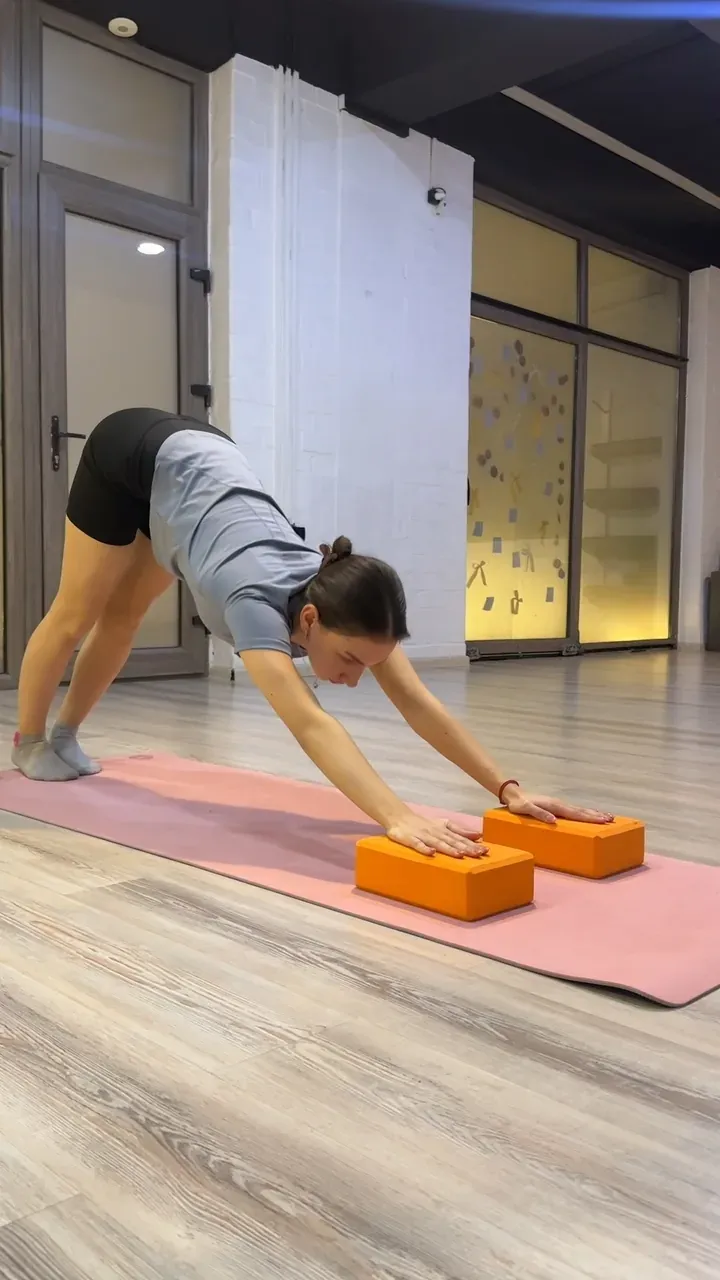 Bloklarga tayangan holda pilates mashqi
